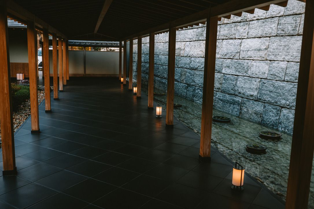 The path leading to the lobby